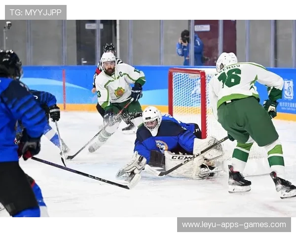 冰球比赛一队全体摔倒成搞笑集锦